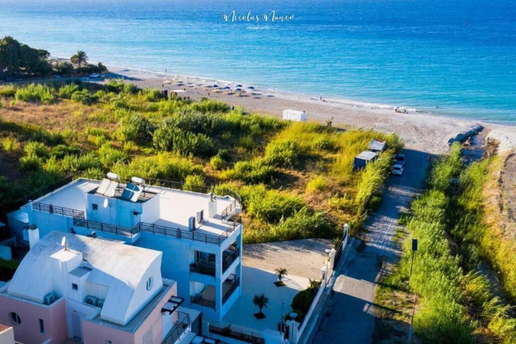 White&Blue Luxury Suites เอียลิซอส ภายนอก รูปภาพ