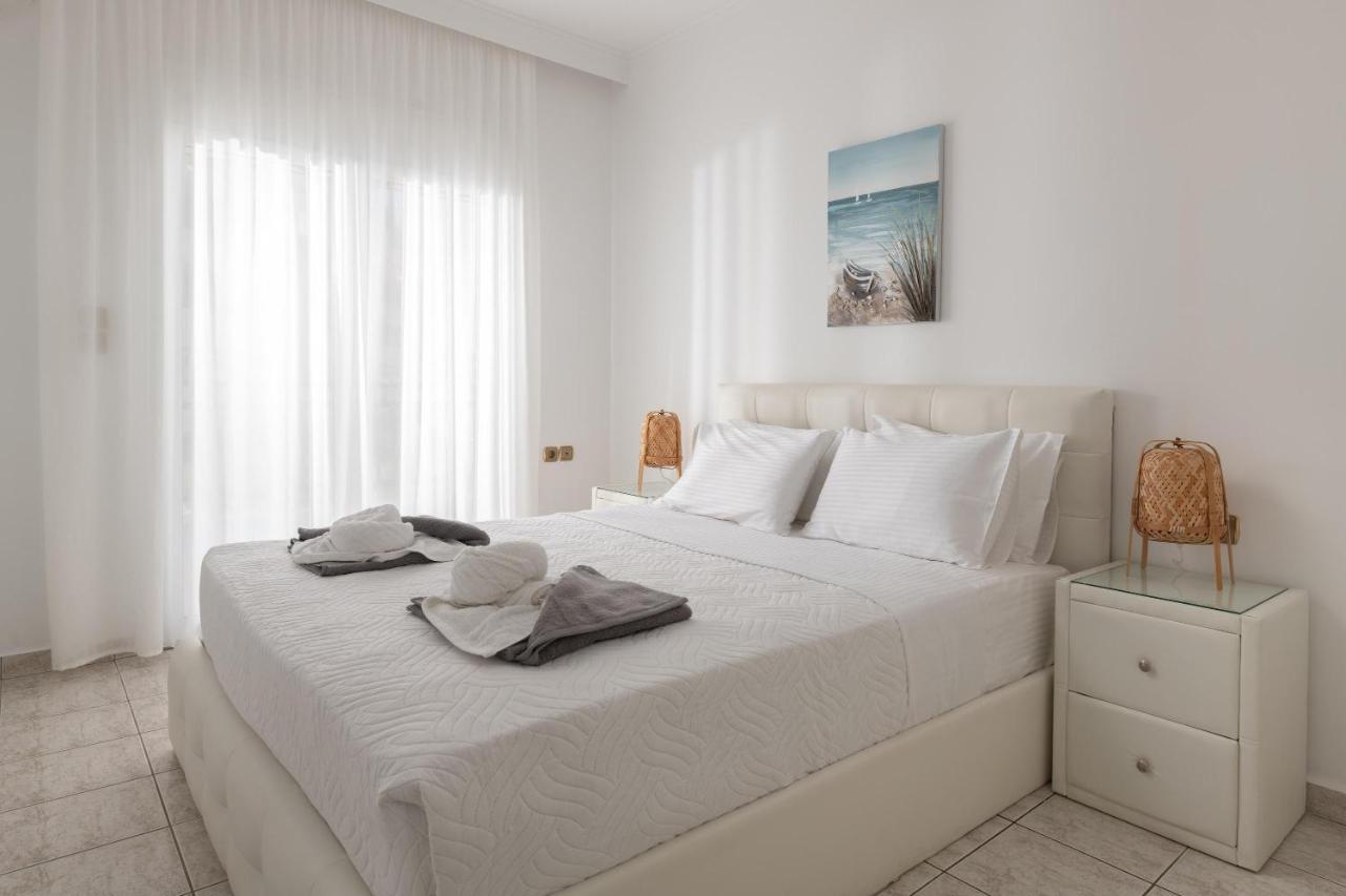 White&Blue Luxury Suites เอียลิซอส ภายนอก รูปภาพ