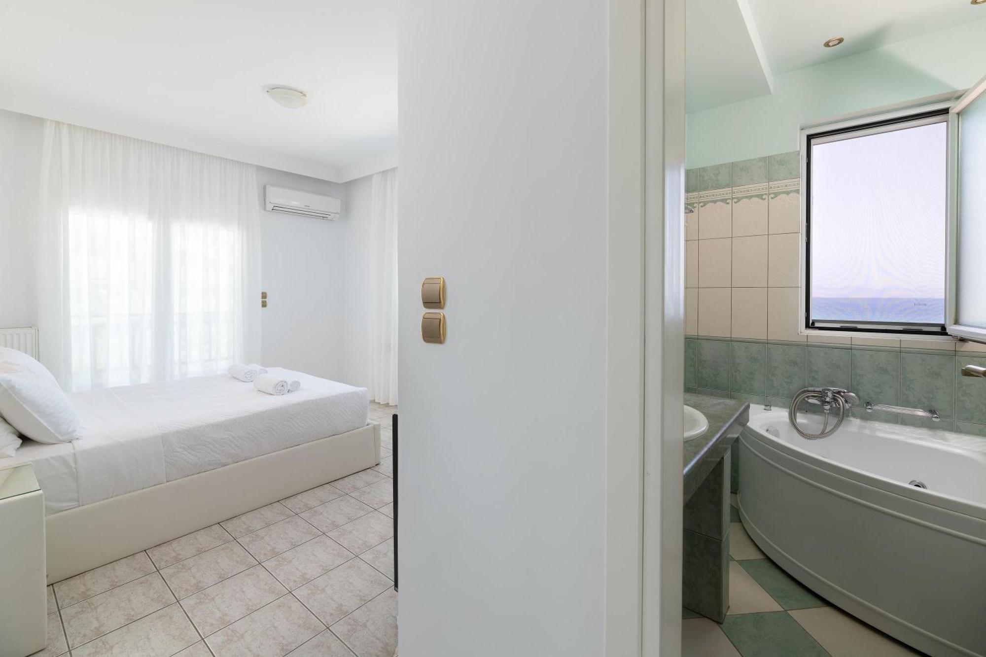 White&Blue Luxury Suites เอียลิซอส ภายนอก รูปภาพ