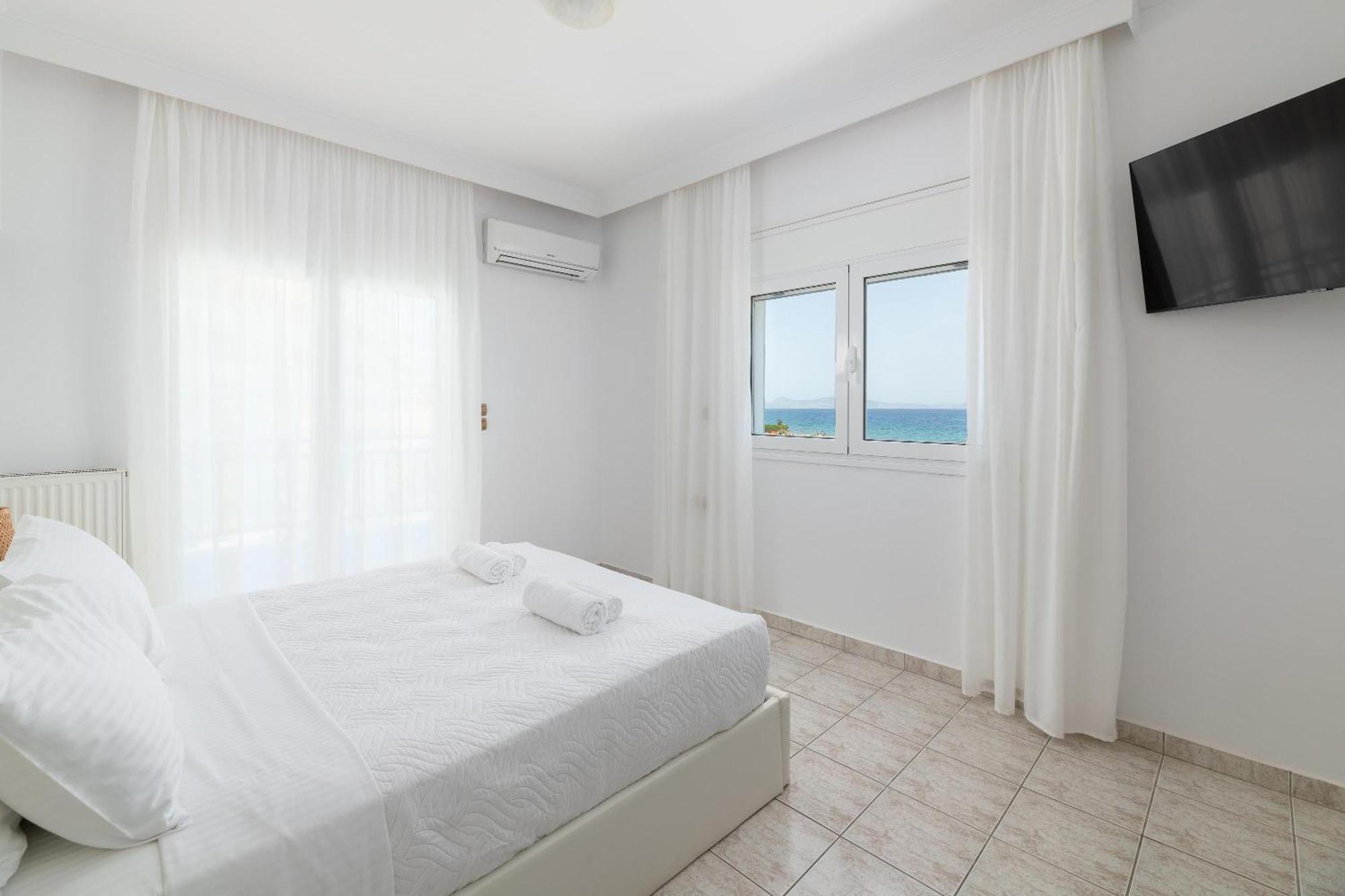 White&Blue Luxury Suites เอียลิซอส ภายนอก รูปภาพ