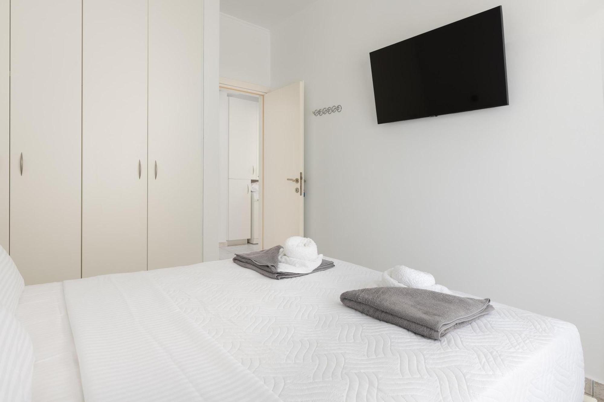 White&Blue Luxury Suites เอียลิซอส ภายนอก รูปภาพ