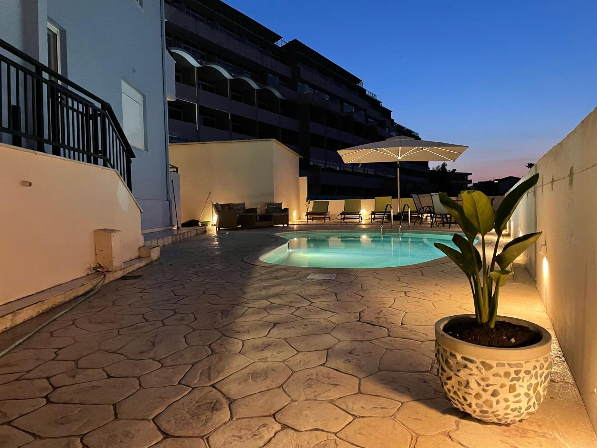 White&Blue Luxury Suites เอียลิซอส ภายนอก รูปภาพ