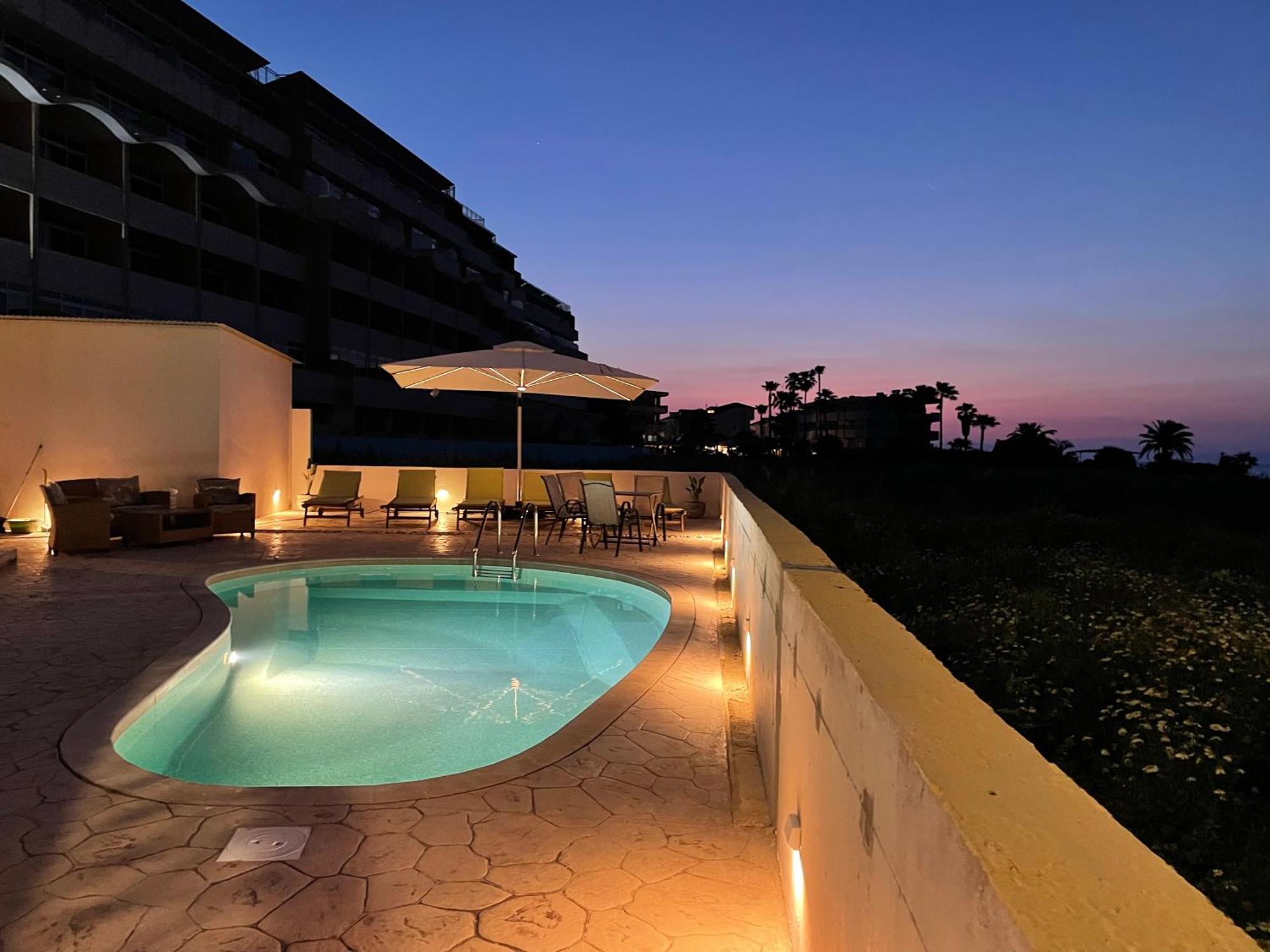 White&Blue Luxury Suites เอียลิซอส ภายนอก รูปภาพ