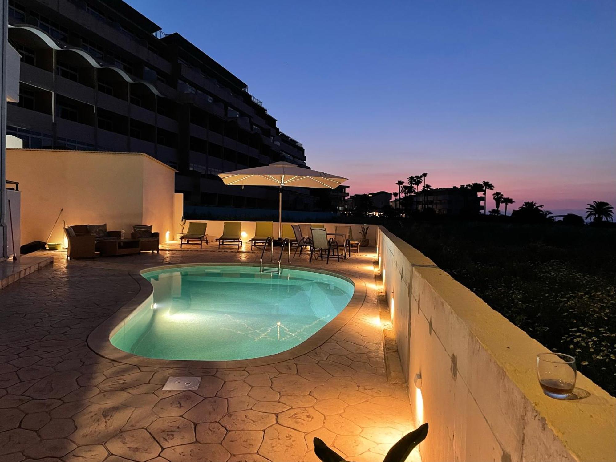 White&Blue Luxury Suites เอียลิซอส ภายนอก รูปภาพ